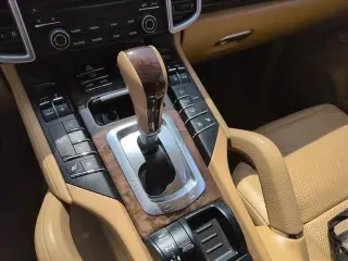 Porsche Cayenne 2017 AWD Platinum Edition 4dr SUV