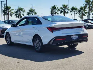 Hyundai ELANTRA Hybrid 2026 Blue 4dr Sedan