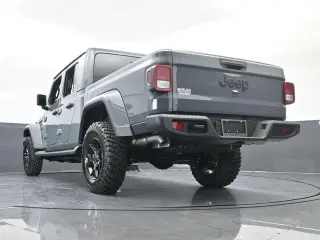 Jeep Gladiator 2025 4x4 NightHawk 4dr Crew Cab 5.0 ft. SB
