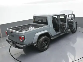 Jeep Gladiator 2025 4x4 NightHawk 4dr Crew Cab 5.0 ft. SB