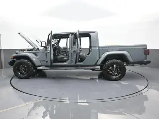 Jeep Gladiator 2025 4x4 NightHawk 4dr Crew Cab 5.0 ft. SB