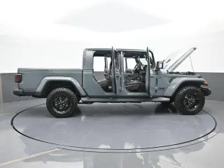 Jeep Gladiator 2025 4x4 NightHawk 4dr Crew Cab 5.0 ft. SB