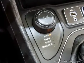 Jeep Cherokee 2021 4x4 Latitude Lux 4dr SUV