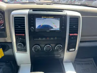 2012 RAM 1500 4WD Crew Cab 140.5" SLT