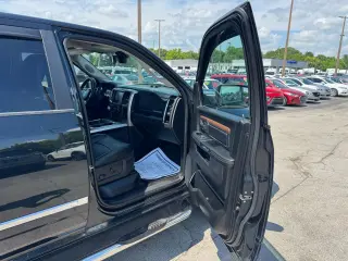 2017 RAM 1500 Laramie 4x4 Crew Cab 5'7" Box