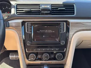 Volkswagen Passat 2018 2.0T SEL Premium 4dr Sedan