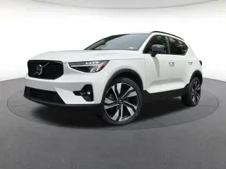 Volvo XC40 2024 AWD B5 Plus Dark Theme 4dr SUV