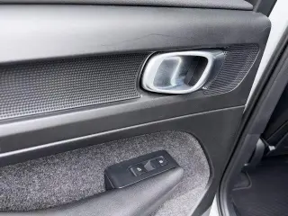 Volvo XC40 2024 AWD B5 Plus Dark Theme 4dr SUV