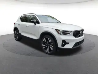 Volvo XC40 2024 AWD B5 Plus Dark Theme 4dr SUV