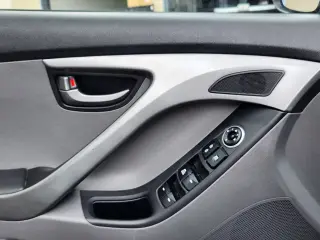 Hyundai ELANTRA 2016 SE 4dr Sedan 6M (US)