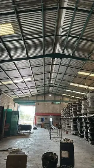 Renta de bodega con  local 800