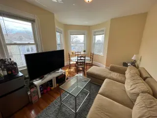 Propiedad en alquiler con 4 habitaciones y 1.5 baños en Somerville
