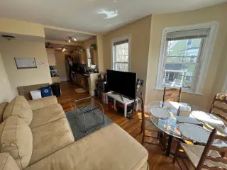 Propiedad en alquiler con 4 habitaciones y 1.5 baños en Somerville