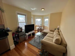 Propiedad en alquiler con 4 habitaciones y 1.5 baños en Somerville