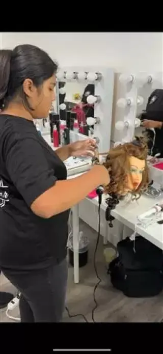 CLASES MAQUILLAJE Y PEINADO
