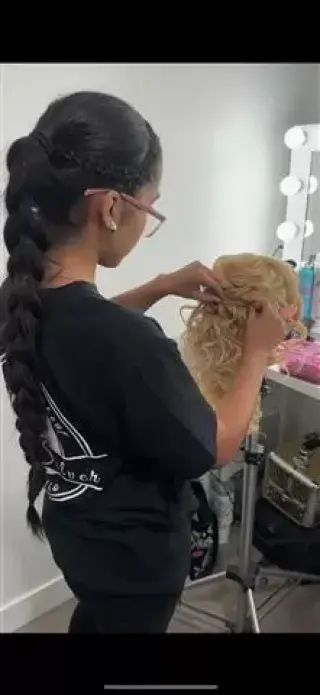 CLASES MAQUILLAJE Y PEINADO