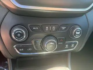 Jeep Cherokee 2019 4x4 Latitude 4dr SUV