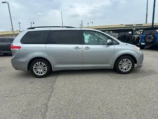 Toyota Sienna 2014 XLE 7-Passenger Auto Access Seat 4dr Mini-Van
