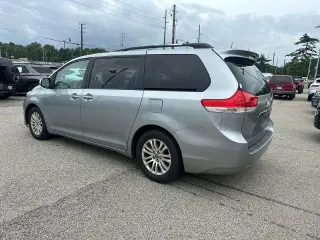Toyota Sienna 2014 XLE 7-Passenger Auto Access Seat 4dr Mini-Van
