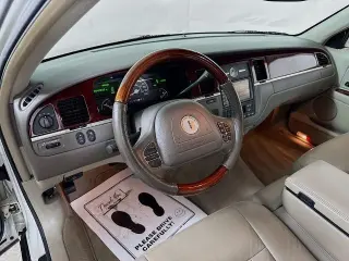 Lincoln Town Car 2003 Signature 4dr Sedan