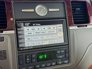 Lincoln Town Car 2003 Signature 4dr Sedan