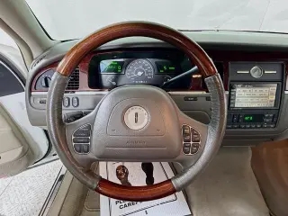 Lincoln Town Car 2003 Signature 4dr Sedan