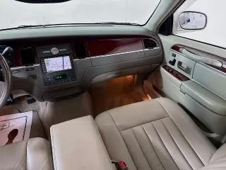 Lincoln Town Car 2003 Signature 4dr Sedan
