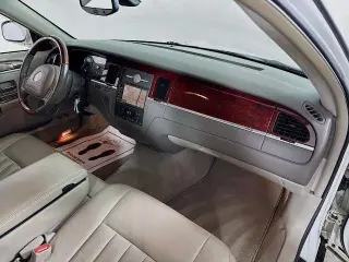 Lincoln Town Car 2003 Signature 4dr Sedan