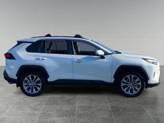 Toyota RAV4 2023 AWD XLE Premium 4dr SUV