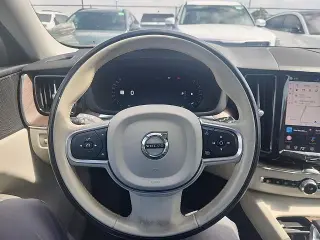 Volvo XC60 2022 B5 Momentum 4dr SUV