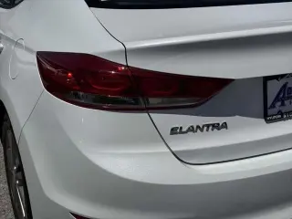 Hyundai ELANTRA 2017 SE 4dr Sedan 6M (US)