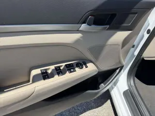 Hyundai ELANTRA 2017 SE 4dr Sedan 6M (US)