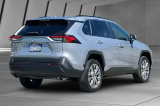 Toyota RAV4 2023 XLE Premium 4dr SUV