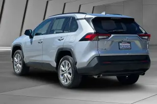 Toyota RAV4 2023 XLE Premium 4dr SUV
