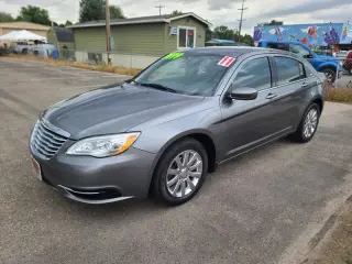 2011 Chrysler 200 Touring 4-Door Sedan