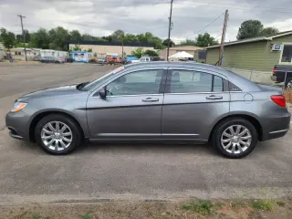 2011 Chrysler 200 Touring 4-Door Sedan