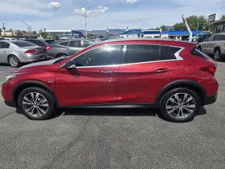 2017 INFINITI QX30 Luxury