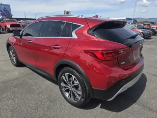 2017 INFINITI QX30 Luxury
