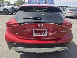 2017 INFINITI QX30 Luxury