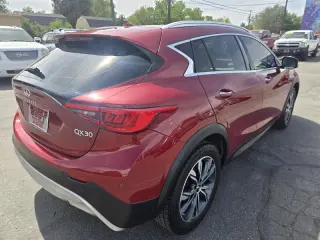 2017 INFINITI QX30 Luxury