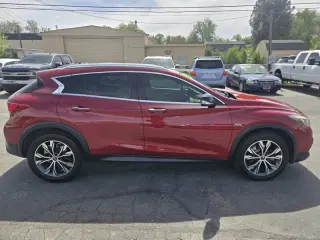 2017 INFINITI QX30 Luxury