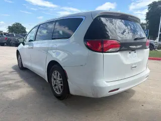 Chrysler Voyager 2023 LX 4dr Mini-Van