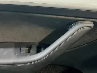 Tesla Model Y 2023 4dr Crossover