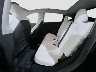 Tesla Model Y 2023 4dr Crossover