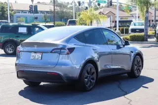 Tesla Model Y 2025 AWD Long Range 4dr Crossover