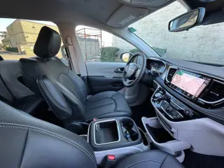 2024 Chrysler Pacifica Plug-In Hybrid Select