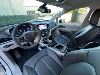 2024 Chrysler Pacifica Plug-In Hybrid Select