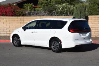 2024 Chrysler Pacifica Plug-In Hybrid Select