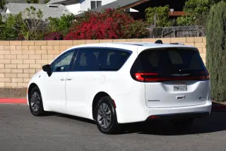 2024 Chrysler Pacifica Plug-In Hybrid Select