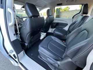2024 Chrysler Pacifica Plug-In Hybrid Select
